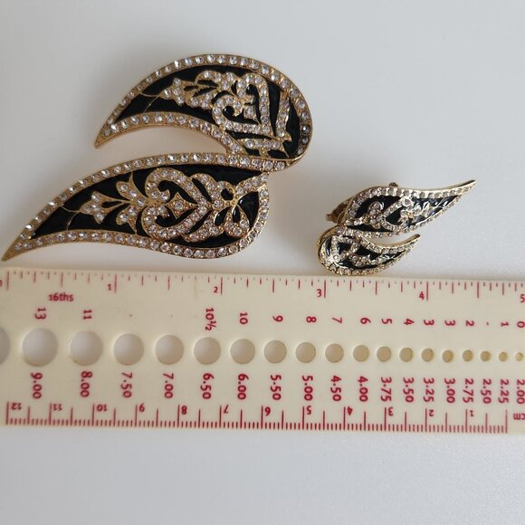 1990-S BUTLER VINTAGE BLACK ENEMEL GOLD TONE BROOCH AND CLIPS SET WITH CLEAR STO - Picture 3 of 7